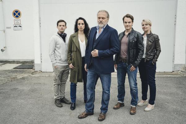 Bild 1 von 3: Im Bild (v.li.): Thimo Meitner (Lenny Wandmann), Stephanie Stumph (Annabell Lorenz), Jan-Gregor Kremp (Richard Voss), Ludwig Blochberger (Tom Kupfer), Christina Rainer (Dr. Franziska Sommerfeld).