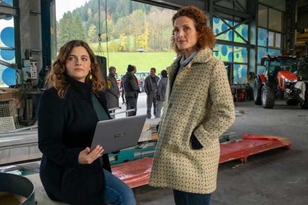 Bild 1 von 9: Mithilfe von Lilli Gruber (Ronja Forcher, l.) bereitet Caro Pflüger (Barbara Lanz, r.) alles für den Insolvenzverkauf vor.