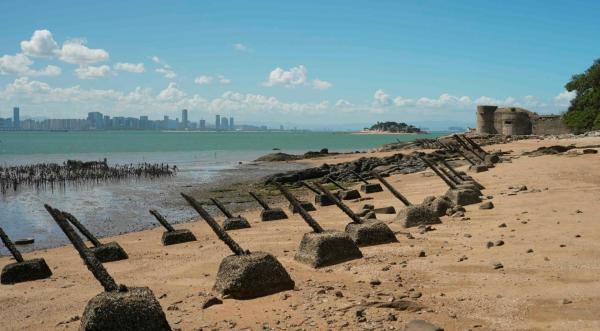 Bild 1 von 5: Die taiwanesische Insel Kinmen liegt direkt vor Chinas Küste. 30 Jahre lang bombardierten sich beide Länder hier. Heute erinnern touristische Führungen an den Konflikt.