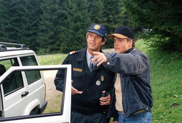 Bild 1 von 9: Im Bild (v.li.): Günter Waidacher (Polizist), Sascha Wussow (Georg).