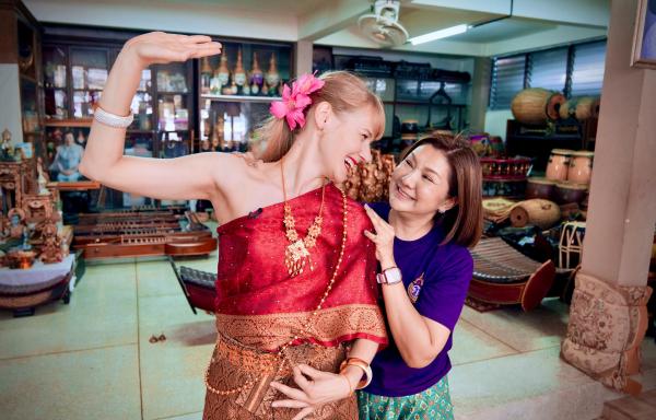 Bild 1 von 3: Nina Heins (li.) erlebt die unglaubliche Vielfältigkeit Thailands.