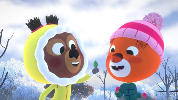 Bild 1 von 1: Luzie und Edmund haben viel Spaß im Schnee.