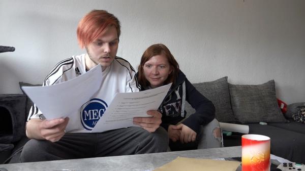 Bild 1 von 3: Justin und Sarah haben den finanziellen Überblick verloren