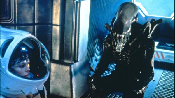 Bild 1 von 6: An Bord befindet sich eine unheimliche Kreatur..