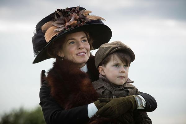 Bild 1 von 8: Nina Fawcett (Sienna Miller, l.); Jack Fawcett (Tom Mulheron, r.)
