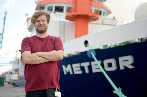 Bild 1 von 3: Tiefseeforscher Dr. Torben Riehl vor dem Forschungsschiff ?METEOR? in Las Palmas