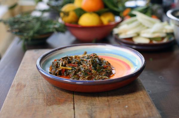 Bild 1 von 6: Tsigareli, ein traditionelles Gericht mit gedünsteten Wildkräutern und Blattgemüse