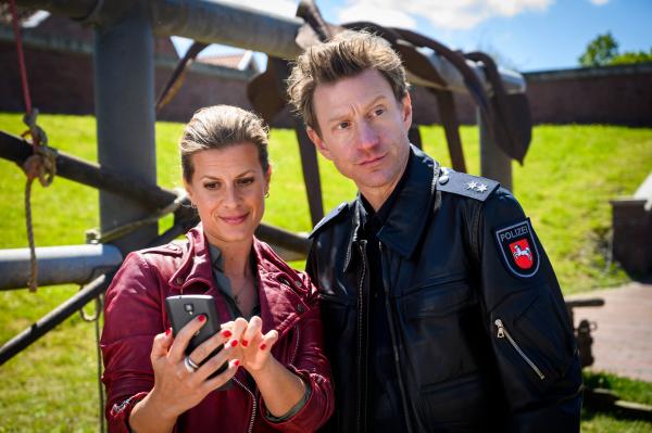 Bild 1 von 15: Henk Cassens (Maxim Mehmet) ist genervt, dass Apothekerin Insa Scherzinger (Theresa Underberg) ihren Einsatz fürs Ruderrennen zu einer Undercover-Ermittlung macht.