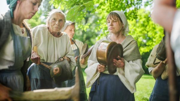 Bild 1 von 13: Im Bild: Vor der Praterschlacht sammeln sich die Frauen zu einem friedlichen Protestzug und verteilen Töpfe und Deckel, um Katzenmusik zu machen - eine laute Protestform, bei der Missstände durch Lärm angeprangert werden.