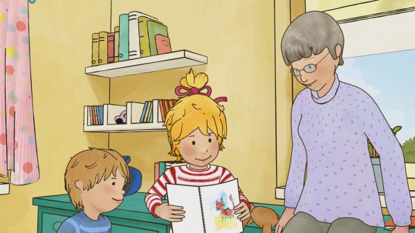 Bild 1 von 9: Jakob und Oma Frieda lauschen der Geschichte, die Conni im Kindergarten selbst erfunden und gezeichnet hat.