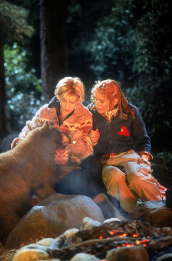 Bild 1 von 1: Dharma scheint sich zu verändern, passt sich langsam aber sicher immer mehr ihrer Umgebung an. Als Kittys Freundinnen aus dem Golf-Club sie dann auch noch in ihr Frauenkomitee aufnehmen wollen, schrillen bei ihr die Alarmglocken. Sie ist sich sicher, dass sie sich tatsächlich sehr verändert haben muss...