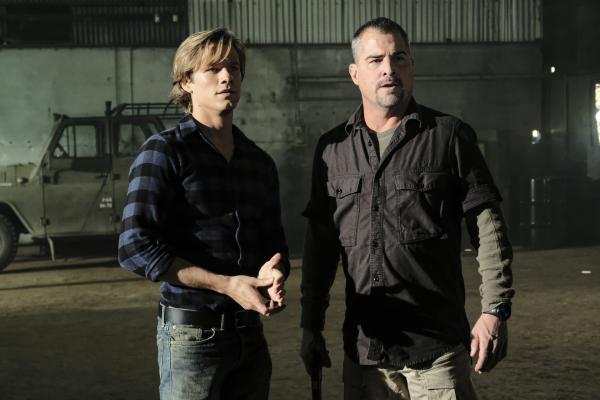 Bild 1 von 15: MacGyver (Lucas Till, l.); Jack Dalton (George Eads, r.)