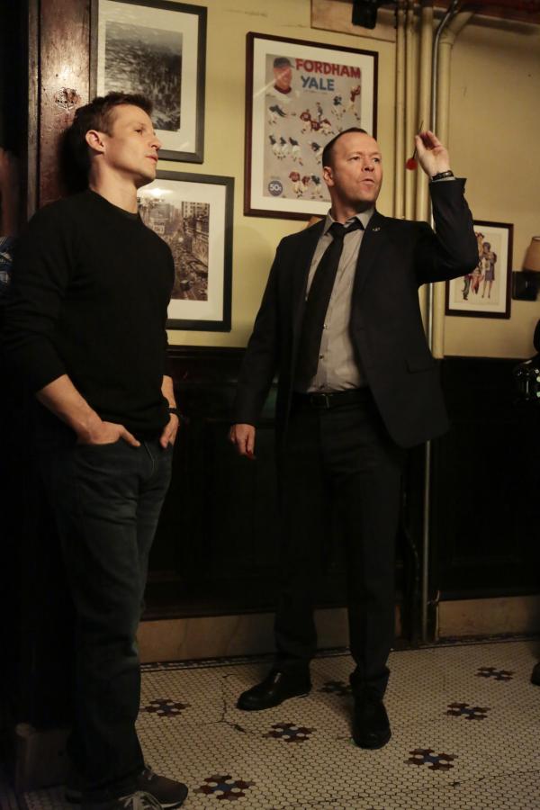 Bild 1 von 8: Die Stimmung zwischen den beiden Brüdern ist erhitzt: Jamie (Will Estes, l.) und Danny (Donnie Wahlberg, r.) sind sich äußerst uneinig darüber, was mit dem skrupellosen Polizei-Neuling, der nur für Ärger sorgt, passieren soll. Gelingt es den beiden Brüdern, sich wieder zusammenzuraufen?