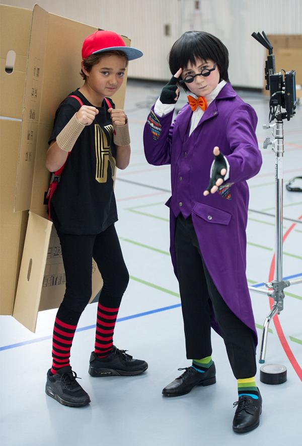 Bild 1 von 3: Witzbolde, Spaßvögel und Scherzkekse aufgepasst: Wer ab 4. Januar den Disney Channel einschaltet, wird sich vor Lachen kaum noch halten können, denn dann stellen drei Mädchen und drei Jungs das Programm mit ihrem komödiantischen Talent auf den Kopf! In der neuen Disney Channel Eigenproduktion GAG ATTACK stehen ganz klar die Kids und ihr Humor im Rampenlicht. Die innovative Sketch-Comedy-Show von Kindern für Kinder wird von jungen Talenten präsentiert, die selbst ganz genau wissen, wie sie die Lachmuskeln ihrer gleichaltrigen Zuschauer kitzeln können. Zum GAG ATTACK Team gehören neben den Newcomern Lilli (12), Leni (12), Timur (11) und Bishal (11) auch die beiden bekannten Gesichter Marwin (12) und Amalia (11), die treue Disney Channel Fans bereits aus der Kinder- Comedy-Kochshow \