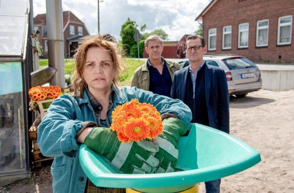 Bild 1 von 18: Im Bild: Änne Wegmann (Rebecca Immanuel, v.) hat jede Hoffnung verloren: ihre Gärtnerei ist pleite (mit Sven Martinek, 2.v.r. und Ingo Naujoks, r.).