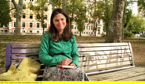 Bild 1 von 2: Amelie schreibt Tagebuch.