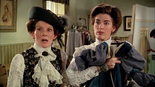 Bild 1 von 1: Hetty King (Jackie Burroughs), Olivia Dale (Mag Ruffman) (v.l.)