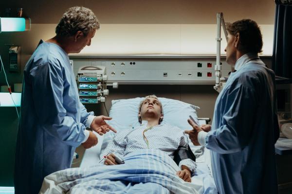 Bild 1 von 17: Im Bild: Xaver Hofinger (David Ali Rashed, M.) ist aus dem Koma erwacht. Dr. Martin Gruber (Hans Sigl, l.) und Dr. Alexander Kahnweiler (Mark Keller, r.) versuchen herauszufinden, ob er sich an den Unfall erinnern kann.