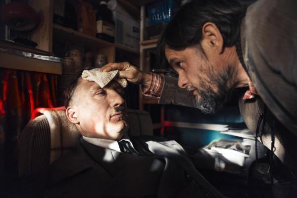 Bild 1 von 13: Als Adolf Hitler (Oliver Masucci, l.) noch orientierungslos durch die Straßen Berlins streift, greift ihn ein Kioskbesitzer (Lars Rudolph, r.) auf und bietet ihm Unterschlumpf. In dem Glauben, einen großartigen Hitler-Imitator entdeckt zu haben ...