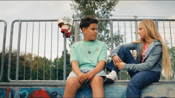 Bild 1 von 3: Tom (Noah Bailey, links) teilt seine Gedanken mit Sunny (Leni-Sofie Rocek, rechts) und fragt sie um Rat, wie er sich Châu gegenüber verhalten soll.