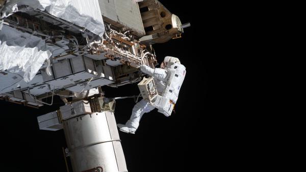Bild 1 von 2: Ein Astronaut und Ingenieur führt Arbeiten an der Internationalen Raumstation durch. Auch für Raumfahrer*innen stellt Weltraumschrott eine Gefahr dar.
