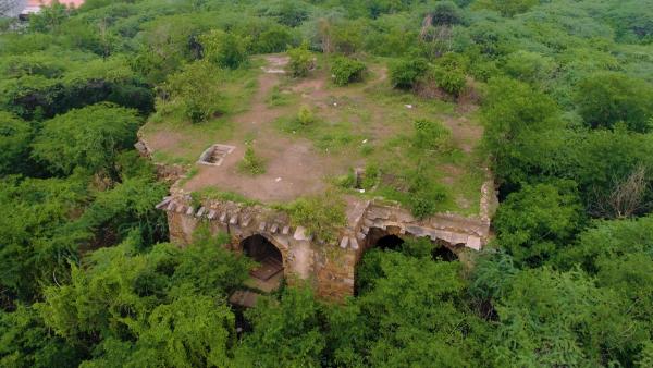 Bild 1 von 2: Aus den Dächern des Malcha Mahal wachsen Sträucher und Bäume. Die Treppen verfallen allmählich. Aber es ist ein solider Bau. Er hat Jahrhunderte überdauert.