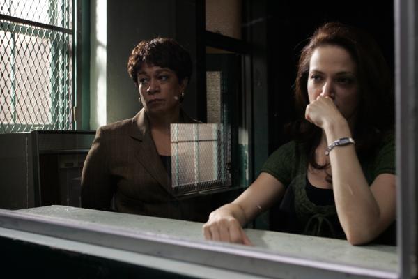 Bild 1 von 12: (l-r) S. Epatha Merkerson as Lt. Anita Van Buren, Guenia Lemos as Jenny Lupo -- NBC