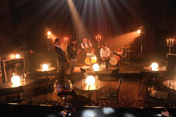 Bild 1 von 8: Die Jazzmusiker Ronny Fischbach (Matthias Komm, li.), Gunnar Heuser (Albert Michael Locher, 2.v.re.) und Peter Krüger (Luk Pfaff, re.) sind entsetzt, von Jo Stoll (Peter Ketnath, 2.v.li.) erfahren zu müssen, dass ihr Freund und Kollege, der legendäre Jazztrompeter Brian Giggs, ermordet wurde.