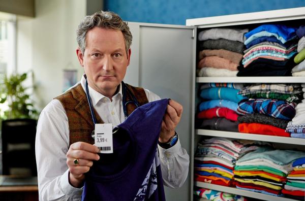 Bild 1 von 1: Rund 100 Kleidungsstücke hat jede und jeder von uns in Deutschland im Schrank. Das meiste davon hat seinen Preis, auch wenn viele Klamotten billig sind. Welche Folgen Billigkleidung für Erde und Menschen hat, erklärt Eckart von Hirschhausen bei \