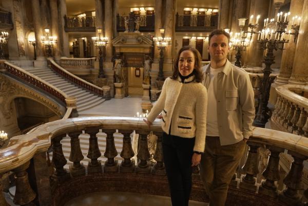 Bild 1 von 14: Leon Windscheid mit Pamela Golbin (französische Autorin und Modehistorikerin) in der Pariser Oper.