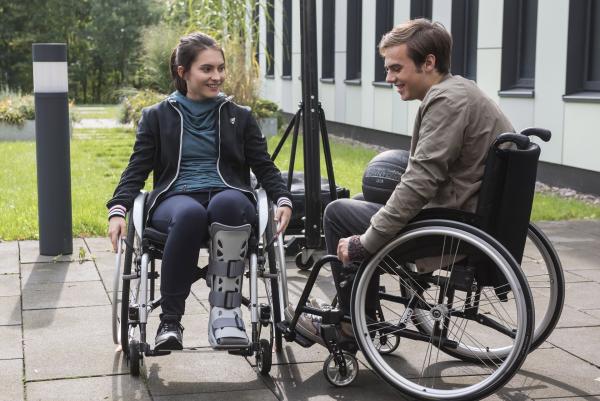 Bild 1 von 6: [Olivia May (Romina Küper, l.); Bastian Baldus (Tom Gronau, r.)