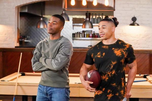 Bild 1 von 12: Im Bild (v.li.): Daniel Ezra (Spencer James), Noah Gray-Cabey (Frausto).