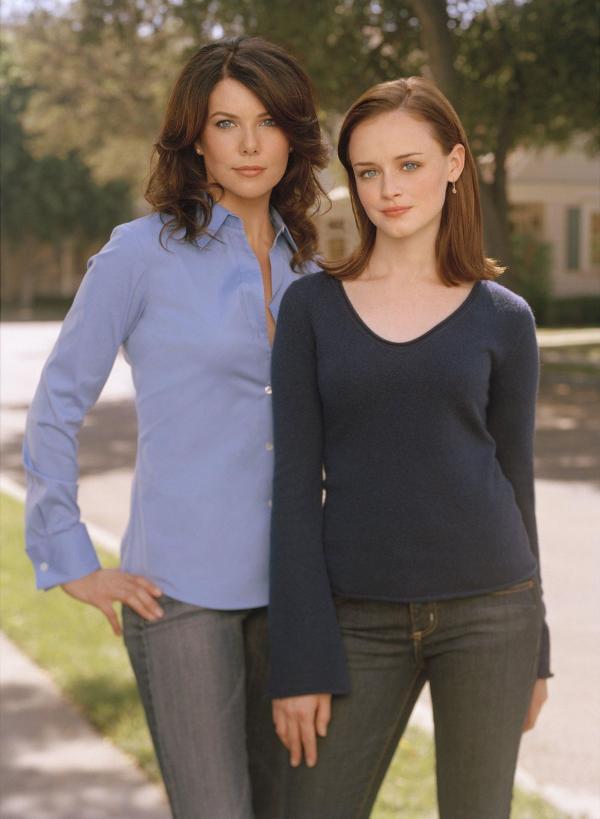 Bild 1 von 44: (5. Staffel) - Die Männerwelt stellt Lorelai (Lauren Graham, l.) und auch Rory (Alexis Bledel, r.) immer wieder vor Herausforderungen ...