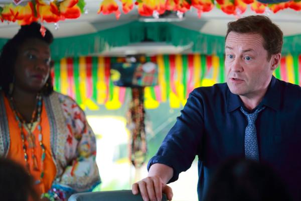 Bild 1 von 3: DI Jack Mooney (Ardal O'Hanlon) befragt die Fahrgäste von Butterfly Brown (Chizzy Akudolu).