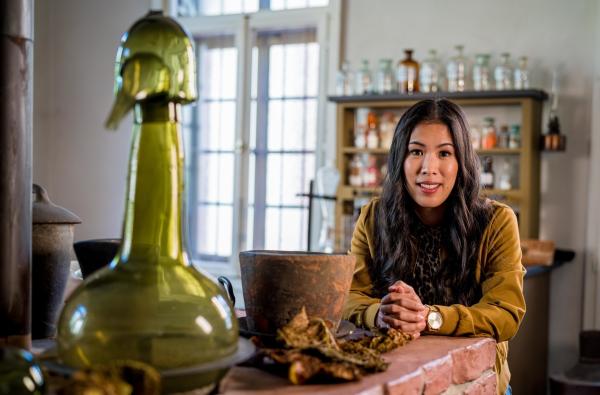 Bild 1 von 6: Eine Geschichte voll Irrungen und Erkenntnissen. Mai Thi Nguyen-Kim erzählt die Geschichte von der Chemie.