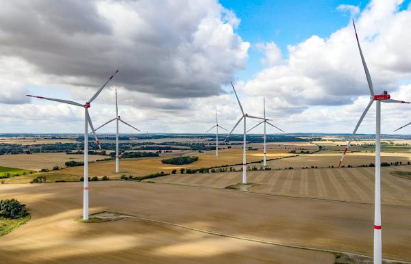 Bild 1 von 4: Brandenburg ist Vorreiter der Energiewende. Nirgendwo sonst in Deutschland gibt es pro Einwohner so viel Wind- und Solarenergie. Doch beliebt sind die Anlagen nicht. Wo gebaut werden soll, gibt es oft Protest. Mittlerweile müssen Betreiber die betroffenen Gemeinden finanziell beteiligen. Doch kommt das Geld auch bei den Anwohnern an? Und können Abgaben wie der \