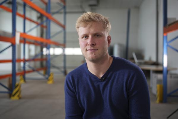 Bild 1 von 8: Erfinder Felix Drechsel (26) aus Weimar in einer Werkhalle. Er hat in Thüringen ein Startup gegründet, das Energiespar-Systeme entwickelt. Die nutzen Abwasser-Wärme.