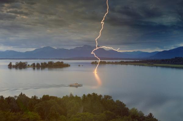 Bild 1 von 8: Besonders der Chiemsee im Bayerischen Alpenvorland zieht Blitze geradezu an, da er in einer geografischen Zone liegt, in der oft schwül-warme und kühlere Luftströmungen aufeinandertreffen.