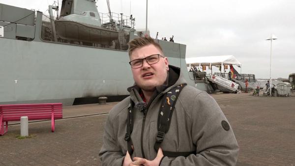 Bild 1 von 1: Am Rostocker Hafen faszinieren Damian die großen Schiffe der Marine. Ob der Transmann am Ende doch noch einen anderen beruflichen Weg einschlägt?