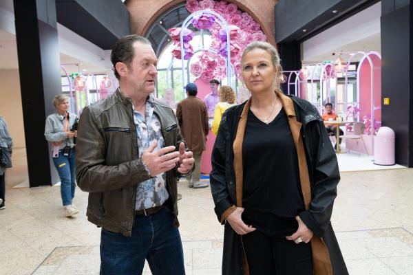 Bild 1 von 5: Die Polizeikommissare Paul Böhmer (Jürgen Tonkel, l.) und Vera Lanz (Katharina Böhm, r.) ermitteln im Einkaufszentrum nahe des Kiosks.