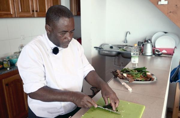 Bild 1 von 2: Chefkoch Elizeu Almeida Coutinho empfiehlt, die gegrillte Languste mit Blick auf das Meer zu genießen.