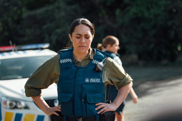 Bild 1 von 9: Auch Mihi (Roimata Fox, l.) und Deb (Morgana O'Reilly, r.) beteiligen sich an der Suche nach dem Killer.