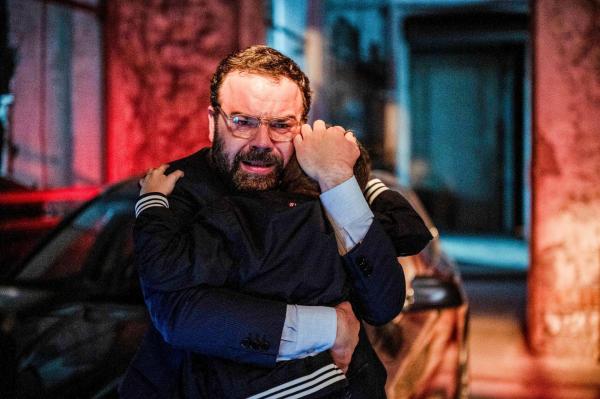 Bild 1 von 36: Im Bild: Staatsanwalt Ruggeri (Gennaro Maresca) schließt erleichtert sein Sohn Simone (Antonio/Lorenzo Giudicepietro) in die Arme.