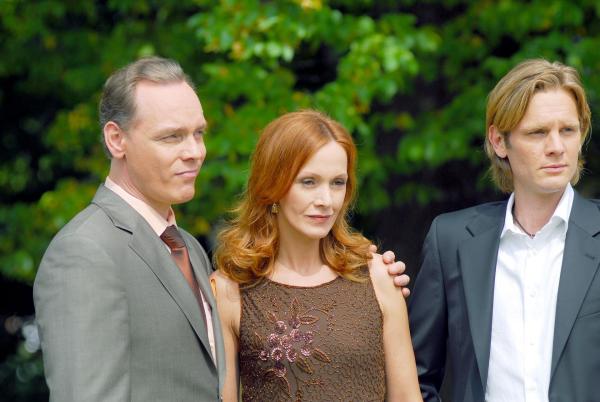 Bild 1 von 10: Im Bild (v.li.): Karl-Heinz von Liebezeit (Daniel Gloger), Katja Flint (Katharina Gloger), Kai Ivo Baulitz (Markus Gloger).