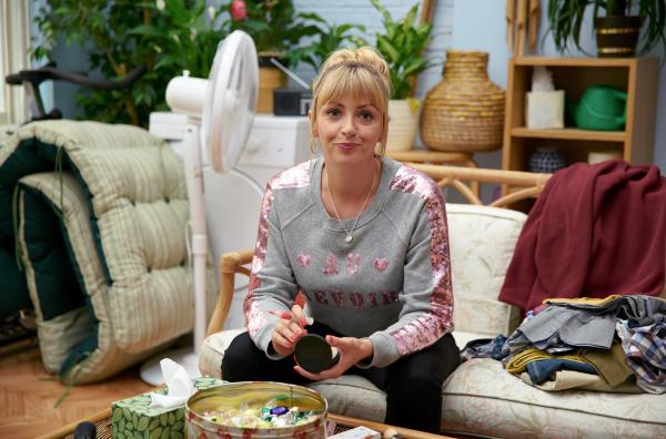 Bild 1 von 6: Kelly (Lisa McGrillis) packt für den Zypernurlaub.