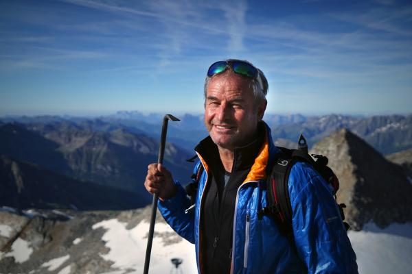 Bild 1 von 5: Observatoriumstechniker Ludwig Rasser vor der Wetterwarte, auf dem Weg zum Mineraliensammeln, Sonnblick Observatorium, Hoher Sonnblick,