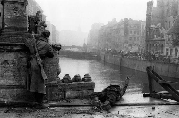 Bild 1 von 3: Berlin 1945.