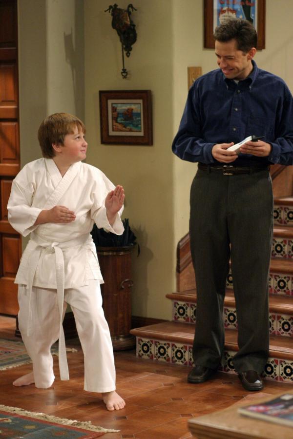 Bild 1 von 19: Wegen seiner neuen Flamme hat Alan (Jon Cryer, r.) nur noch wenig Zeit für Jake (Angus T. Jones, l.) ...