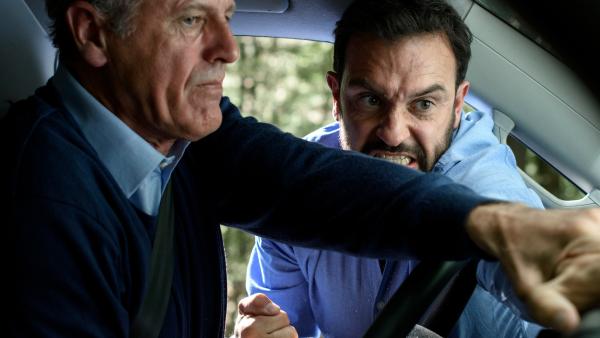 Bild 1 von 13: Der Streit zwischen Lieferwagenfahrer Ed (Willem de Wolf, l.) und Familienvater Hans (Jeroen Spitzenberger, r.) eskaliert immer weiter.