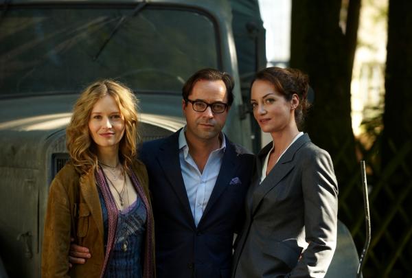 Bild 1 von 2: Stefanie Stappenbeck (l.), Jan Josef Liefers (m.) und Natalia Wörner (r.).